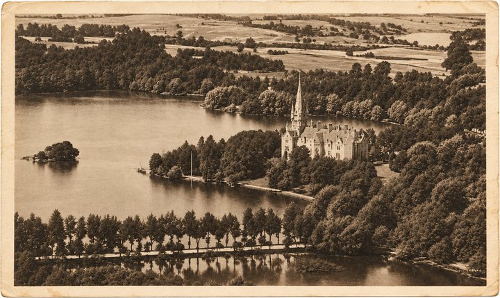 Atvirukas Nr. 19 — Lentvario rūmai, ežeras ir alėja iš paukščio skrydžio, sepija