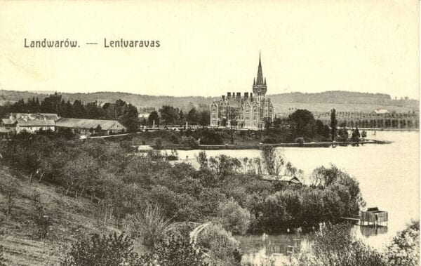 Lentvario rūmai senajame atviruke Senas atvirukas su ežero panorama ir neogotikiniais rūmais tolumoje, užrašas Landwarów – Lentvaravas