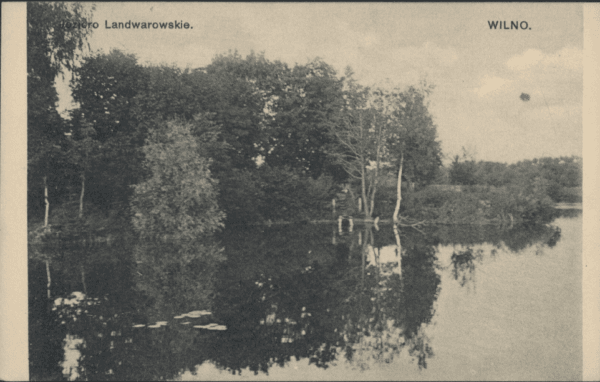 Lentvario ežeras 1906–1907 m. atviruke Senas atvirukas su Lentvario ežeru, medžiais apaugusiu krantu ir atspindžiais vandenyje