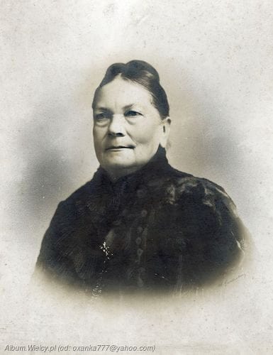 Vyresnio amžiaus moters portretinė fotografija, tamsūs gedulo drabužiai, plaukai sušukuoti atgal