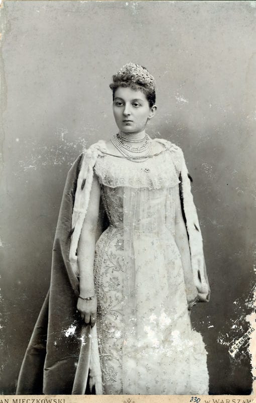 Grafienė Marija Kristina Tiškevičienė Senovinė nespalvota fotografija: jauna moteris su diadema, perlų vėriniu, puošnia suknele ir kailiu apsiaustu